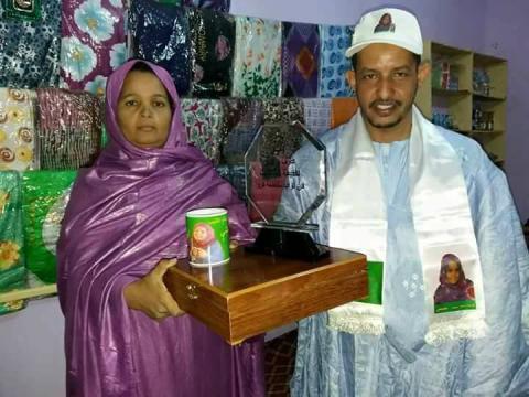 النائب أثناء تقديم الهدية