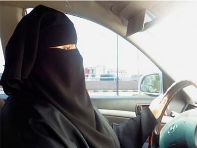 سياسي ألماني يدعو لحظر النقاب عند قيادة السيارات