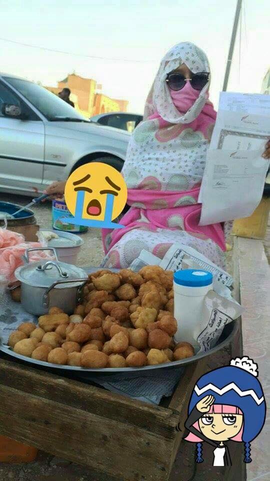 الصورة الطالبة وهي ترفع بعض الشهادات المتحصل عليها